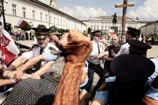 2011: Walka o krzyż ustawiony 15 kwietnia 2010 roku z inicjatywy harcerzy przed Pałacem Prezydenckim na Krakowskim Przedmieściu – w hołdzie ofiarom katastrofy smoleńskiej.
