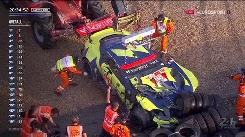 Samochód sforsował rzędy opon i wbił się w barierę. "Potężne uderzenie"