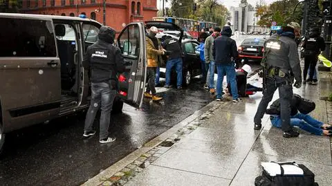 Wybite szyby w samochodzie i huk granatów. Służby pokazują nagranie z akcji w centrum miasta  
