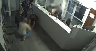 Rodzice z nieprzytomnym trzylatkiem w komendzie policji