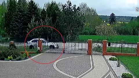 Szarżował na wąskiej drodze i dachował. Jest nagranie z monitoringu