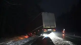 Kolizja pod Szczecinkiem. Tir wpadł do rowu