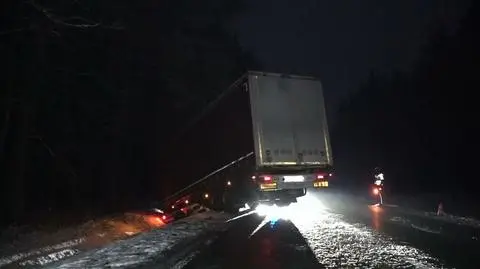 Kolizja pod Szczecinkiem. Tir wpadł do rowu