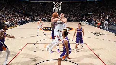 Triple-double Jokicia, popis Embiida. Finalistów konferencji mogą wyłonić już kolejne mecze