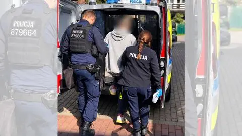 Zaatakował policjantów nożem