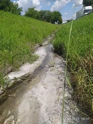 Zanieczyszczenie potoku Klikowskiego w Tarnowie (woj. małopolskie)