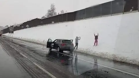 Sesja zdjęciowa w śniegu na poboczu autostrady. Policja: lekkomyślność, głupota