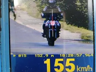 Kierowca motocykla mknął w obszarze zabudowanym 155 km/h 