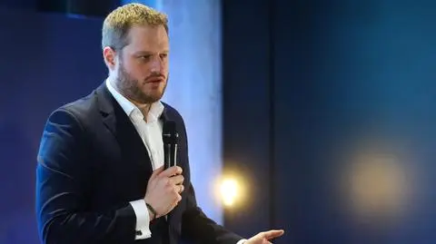 "Mgła tajemnicy, straty finansowe", "wciąż nie rozliczył się z afery"