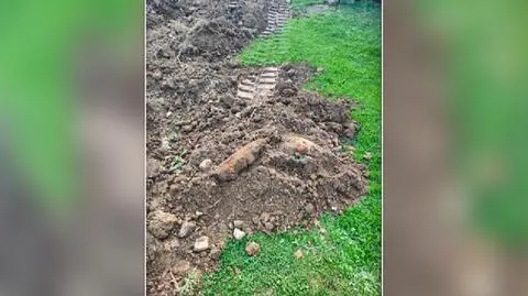 Podczas budowy chodnika znaleźli pocisk artyleryjski i minę przeciwlotniczą