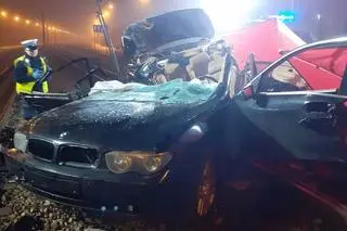 Uderzył w betonowy słup trakcji tramwajowej, zginęła 22-letnia pasażerka