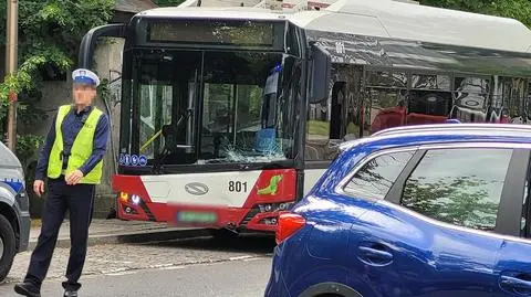 Zderzenie autobusu z samochodem osobowym w centrum Opola