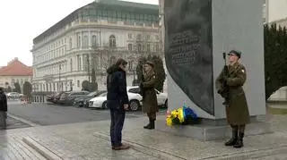 Dmytro Kuleba laid flowers at the statue of Lech Kaczyński in Warsaw