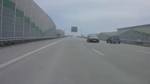 "Zobaczyłem auto jadące pod prąd z prędkością co najmniej 100 kilometrów na godzinę". Nagranie