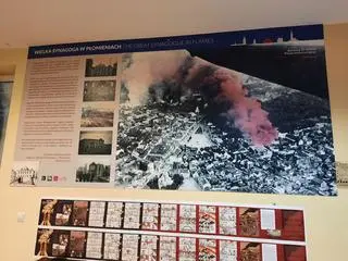 W "Miejscu" można obejrzeć zdjęcie płonącej synagogi i komiks o Józefie  Bartoszko i jego żonie 