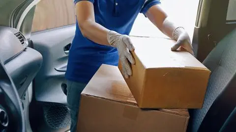 kurier paczka dostawa samochod s shutterstock_1697921947