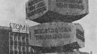 Granitowy obelisk "Światowida" z zegarem