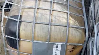Napuchnięty mauzer z naklejką Nitro-Chemu