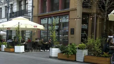 Ulica Piotrkowska w Łodzi tętni życiem. Relacja reportera TVN24