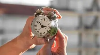 zegar czas dlonie shutterstock_2525093893