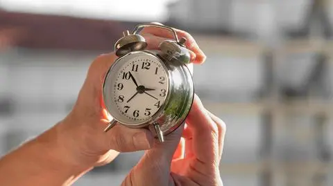 zegar czas dlonie shutterstock_2525093893