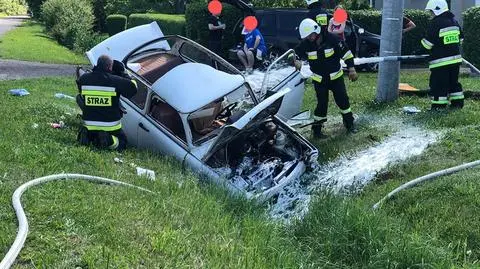Trabantem wpadła do rowu, z auta odpadła część dachu