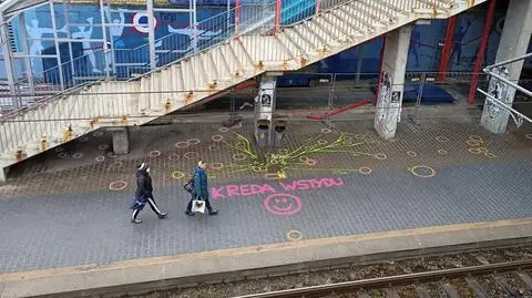 "Planeta to nie popielniczka". Na przystanku pooznaczali niedopałki papierosów