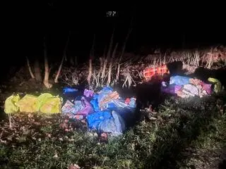 Wyrzucili śmieci na zlecenie, zauważył to mieszkaniec. Mężczyźni zostali ukarani mandatem