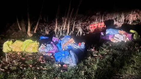 Wyrzucili śmieci na zlecenie, zauważył to mieszkaniec. Mężczyźni zostali ukarani mandatem