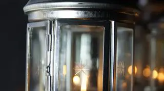 Symbol światła - takie lampy symbolizujące światło pokoju trzymali urzędnicy 