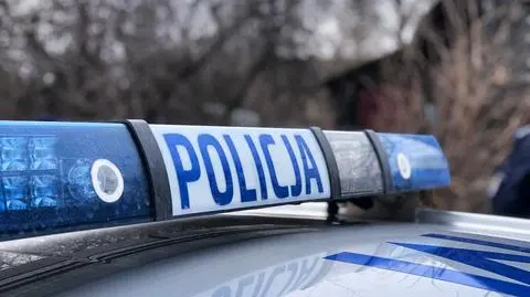 Policjanci zwrócili na niego uwagę, bo jechał z czteropakiem piwa na dachu 