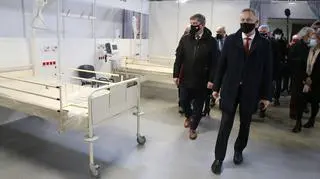 Konferencja w "ukończonym" szpitalu tymczasowym