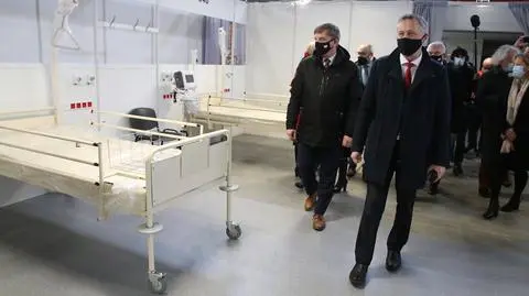 Konferencja w "ukończonym" szpitalu tymczasowym