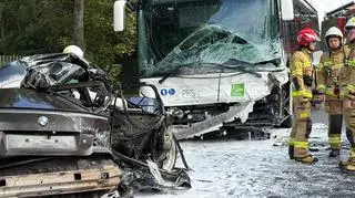 Kierowca uderzył w autobus. Zginęły trzy młode osoby
