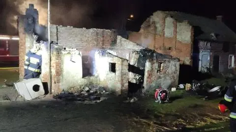 Policjanci uratowali rodzinę z płonącego budynku. Po ugaszeniu pożaru odnaleziono ciało 91-latki