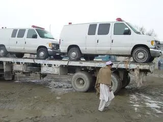 Karetki transportowane przez Polską Misję Medyczną do szpitala w Mazar-e-Sharif