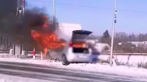 Samochód spłonął doszczętnie, kierującej udało się uciec