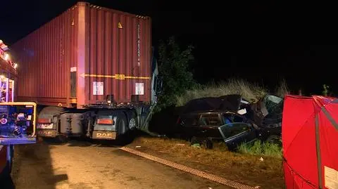 "Z nieznanych przyczyn wjechał wprost pod nadjeżdżający samochód ciężarowy". Nie żyją dwie osoby