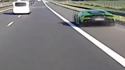 Policja pokazuje nagranie, które otrzymała od świadka zdarzenia