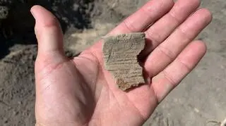 Fragment brzegu naczynia glinianego z epoki brązu