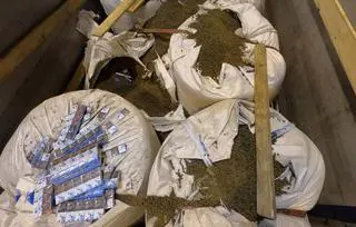 W workach z pelletem znaleziono blisko 9,7 tys. paczek papierosów