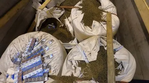 Przeszukali 22 tony pelletu. Znaleźli prawie 10 tysięcy paczek papierosów