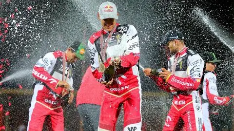 Co za chwila! Tysiące kibiców odśpiewało Mazurka Dąbrowskiego ze złotymi medalistami