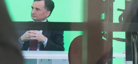 Dwa miliony w cztery lata. To dlatego TV Republika pomaga Ziobrze uciekać?