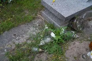 Pan Waldemar regularnie sprząta okolicę swojego grobu z butelek i puszek po alkoholu