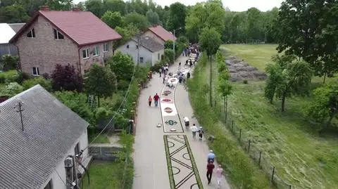 Kwietny dywan w Spycimierzu, ułożony z okazji Bożego Ciała