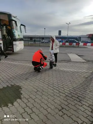 USK, przy współpracy z fundacją Ermed, odebrało czworo dzieci  z opiekunami z granicy w Korczowej