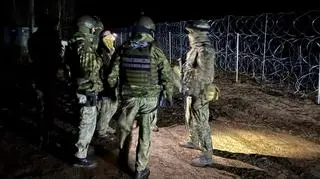 Polish guards rescure 16 migrants with children stuck in swamps at Belarus border