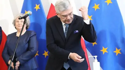 "Zademonstruję, jak się powinno myć ręce". Spór marszałków-chirurgów o dozownik