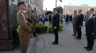 Biało-czerwone wiązanki przed pomnikiem marszałka Piłsudskiego